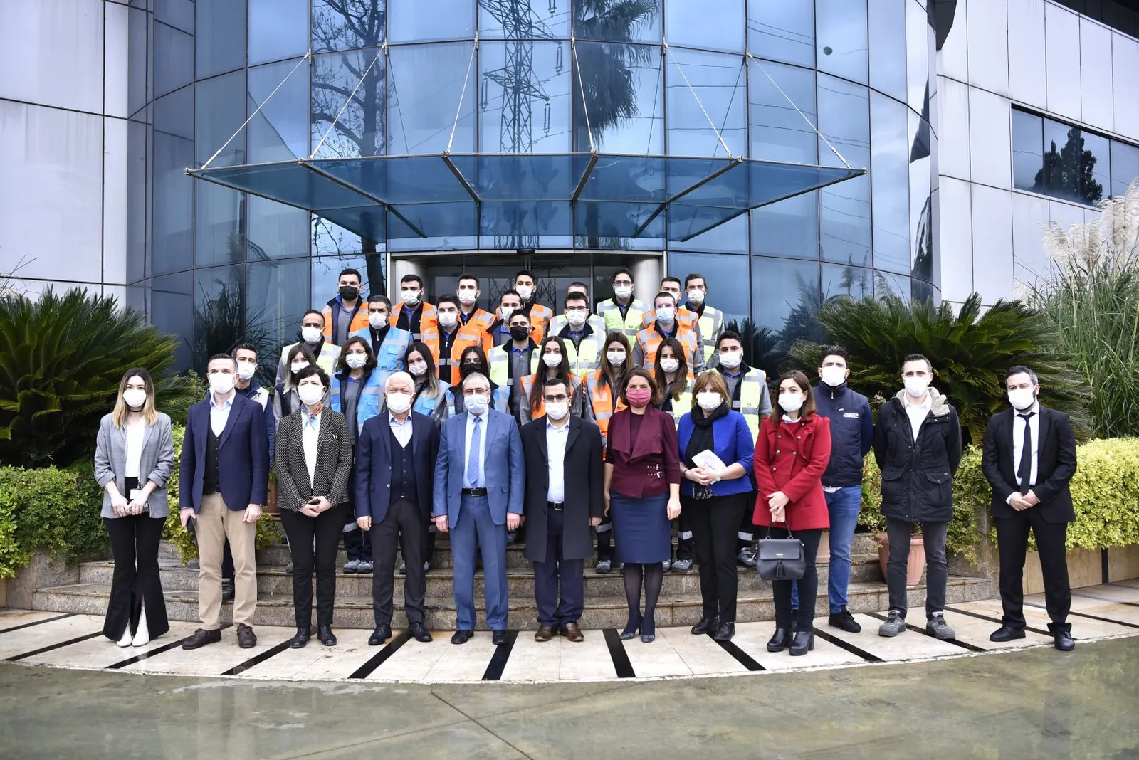 Vocational training group outside the AKE building