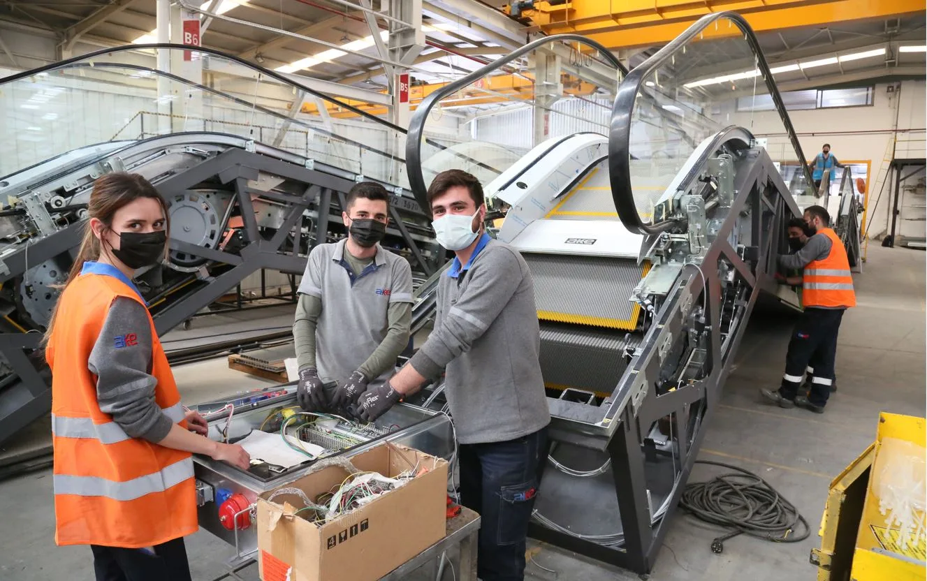 Practical training on an escalator in the factory